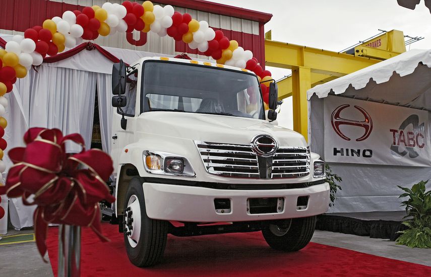El primer camión Hino ensamblado en América del Norte es presentado el 19 de octubre de 2004, en una planta de Toyota en Long Beach, California.&nbsp;