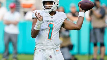 El quarterback Tua Tagovailoa (1) de los Dolphins de Miami lanza un pase ante los Panthers de Carolina, el domingo 28 de noviembre de 2021.&nbsp;