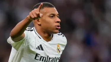 Kylian Mbappé celebra tras anotar el segundo gol del Real Madrid en la victoria 3-2 ante Alavés en la Liga española, el martes 24 de septiembre de 2024, en Madrid.&nbsp;