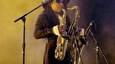En esta foto de archivo tomada el 29 de marzo de 2014, Eulalio Cervantes, Sax, saxofonista de La Maldita Vecindad, se presenta durante el tercer día del festival musical mexicano Vive Latino, en el Foro Sol de la Ciudad de México.&nbsp;