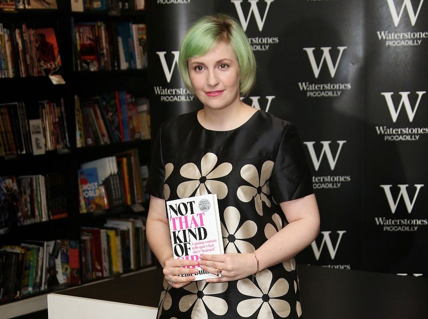 La conservadora National Review Online ha citado pasajes del libro en los que Dunham recuerda que besó y tocó a su hermana menor