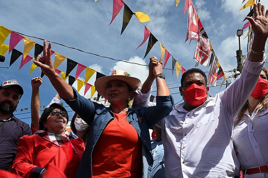 La candidata presidencial de Honduras por el partido Libertad y Refundación (LIBRE), Xiomara Castro de Zelaya, saluda a sus partidarios durante un mitin de campaña en el municipio de Orica, al noreste de Tegucigalpa, el 24 de octubre de 2021.&nbsp;