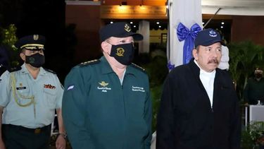 El dictador sandinista Daniel Ortega junto al jefe del Ejército, Julio Avilés.