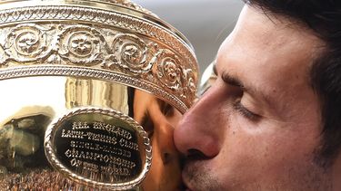 En esta foto del 14 de julio de 2019, Novak Djokovic besa el trofeo de campe&oacute;n tras vencer a Roger Federer en la final de Wimbledon.