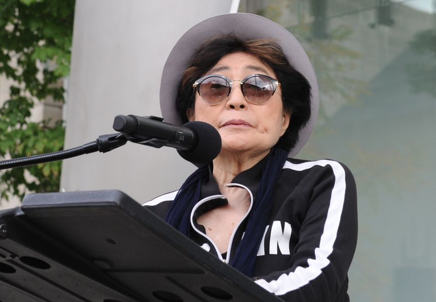 En esta foto de archivo, Yoko Ono habla durante la inauguración de su primera instalación de arte estadounidense permanente en Chicago, Illinois el 18 de octubre de 2016. La viuda de John Lennon, Yoko Ono, el 8 de diciembre de 2020 marcó el 40 aniversario del asesinato del legendario músico con un llamado para el control de armas.