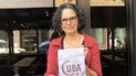 Ada Ferrer con un ejemplar de Cuba una historia americana. 
