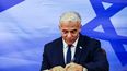 El primer ministro israelí, Yair Lapid, firma el acuerdo negociado por Estados Unidos que establece una frontera marítima entre Israel y el Líbano, en la oficina del primer ministro en Jerusalén el 27 de octubre de 2022