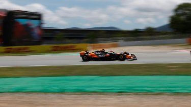 El británico Lando Norris de la escudería McLaren maniobra su auto en la tercera sesión de práctica el sábado 22 de junio del 2024 antes del Gran Premio de España en Montmeló.