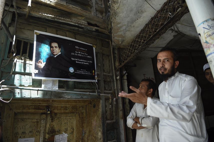 Los fanáticos del fallecido actor de Bollywood Dilip Kumar, quien murió hoy en Mumbai a la edad de 98 años, se reúnen frente a su casa ancestral en Peshawar el 7 de julio de 2021.