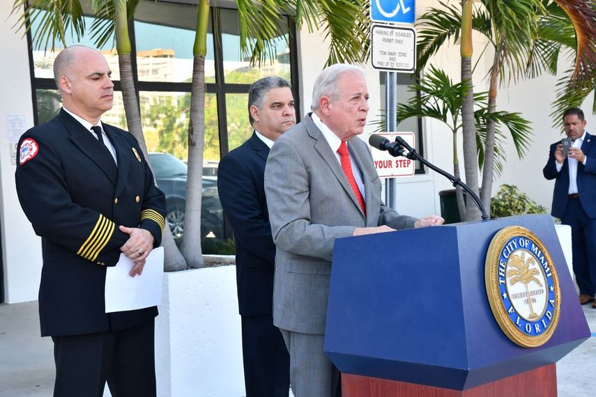 En la foto, de izq. a derecha: el jefe del departamento de bomberos de la ciudad de Miami, Joseph Zahralban; el administrador de la ciudad, Daniel Alfonso, y el alcalde Tomás Regalado