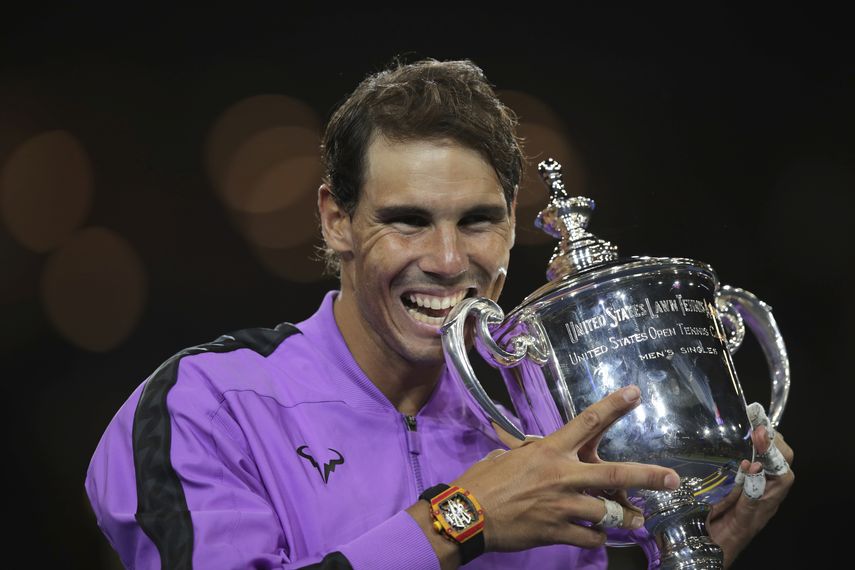 El espa&ntilde;ol Rafael Nadal muerde el trofeo de campe&oacute;n del US Open tras vencer al ruso Daniil Medvedev en la final, el domingo 8 de septiembre de 2019