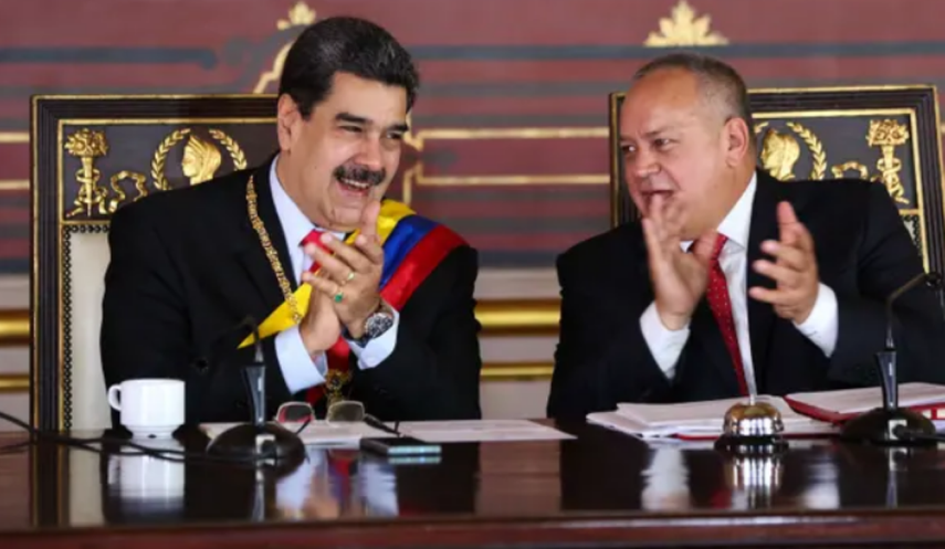 El dictador venezolano Nicolás Maduro, derecha, habla con Diosdado Cabello, el número dos del régimen.