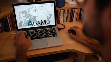 El diseñador de programas informáticos Florian Colombo trabaja con su software en Lausana el 2 de septiembre de 2021. Cuando el director Guillaume Berney marca el compás de apertura, suenan los primeros acordes en la sala de conciertos de Lausana de un fragmento de la Décima Sinfonía de Beethoven, una pieza que el gran compositor alemán nunca terminado.