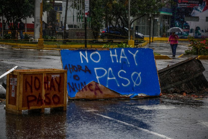 El paro cívico es parte de la fase superior de presión contra Maduro  activada por la oposición tras la consulta del domingo pasado, celebrada  por la oposición sin el reconocimiento del Gobierno