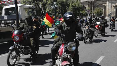 Agentes de policía llegan a a una comisaría a unos metros de la residencia del presidente en La paz, Bolivia, el 9 de noviembre de 2019. Los policías que vigilaban el entorno de la residencia oficial del presidente en La Paz se retiraron a sus barracones el sábado, mientras agentes en otras ciudades se amotinaban y se sumaban a las protestas contra el presidente, Evo Morales, iniciadas tras las disputadas elecciones.