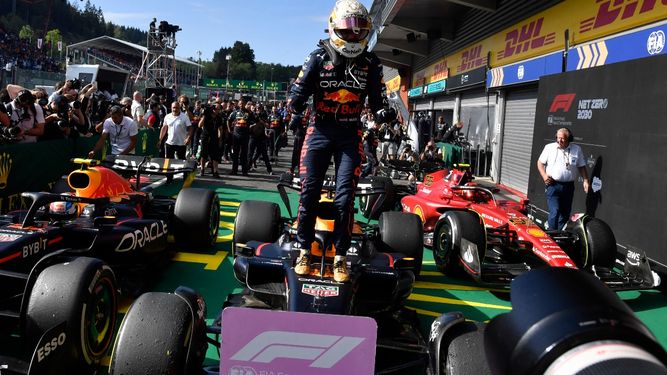 El neerlandés Max Verstappen celebra el triunfo en Spa-Francorchamps de Fórmula 1