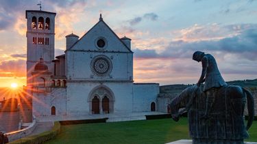 asis abre sus puertas al mundo para venerar las reliquias de san francisco