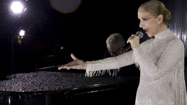 En esta imagen publicada por Olympic Broadcasting Services, la cantante canadiense Céline Dion actuando en la Torre Eiffel durante la ceremonia de apertura de los Juegos Olímpicos de Verano de 2024 en París, Francia, el viernes 26 de julio de 2024.