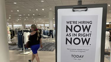 Un letrero de búsqueda de empleados en una tienda minorista.