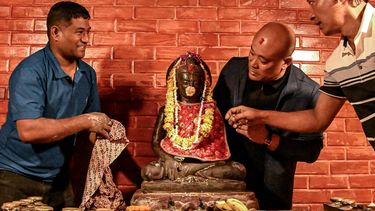 Una escultura centenaria del Señor Buda fue reinstalada en su lugar de origen en la capital nepalí, Katmandú, el 1 de mayo, décadas después de haber sido robada y posteriormente aparecer en Estados Unidos.