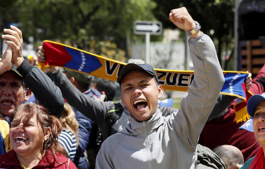Decenas de venezolanos se reúnen este martes frente al Consulado de Venezuela, en Bogotá (Colombia), mientras se vive tensión en el país vecino.