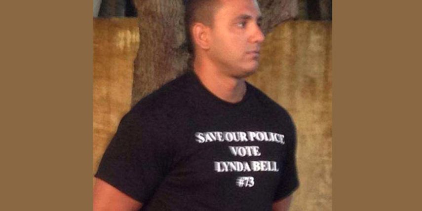 Un voluntario de la campaña de la Comisionada Linda Bell luce un mensaje en inglés que insta  a votar por la aspirante a reelegirse en el Distrito 8 Para salvar a la Policía del Condado. (Foto José Pernalete / DLA)