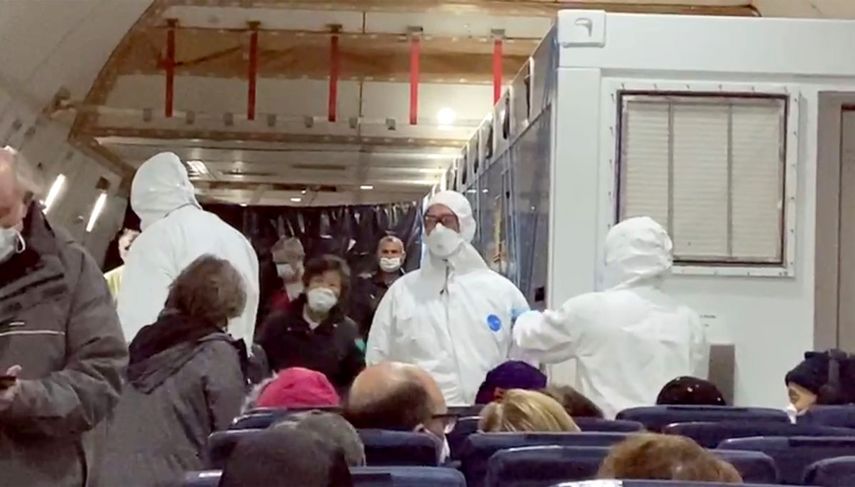 En esta imagen tomada de un video el lunes 17 de febrero de 2020, pasajeros del crucero en cuarentena Diamond Princess esperan a volar hacia Estados Unidos desde el aeropuerto de Haneda, en Tokio.&nbsp;