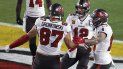 Rob Gronkowski (87) de los Tampa Bay Buccaneers celebra con Mike Evans (13) y el mariscal de campo Tom Brady (12) luego de que Gronkowski anotara un touchdown durante la primera mitad del juego de fútbol americano del Super Bowl 55 de la NFL contra los Kansas City Chiefs, el domingo 28 de febrero. 7 de octubre de 2021 en Tampa, Florida. Rob Gronkowski (87) de los Tampa Bay Buccaneers celebra con Mike Evans (13) y el mariscal de campo Tom Brady (12) luego de que Gronkowski anotara un touchdown durante la primera mitad del juego de fútbol americano del Super Bowl 55 de la NFL contra los Kansas City Chiefs, el domingo 28 de febrero. 7 de octubre de 2021 en Tampa, Florida.