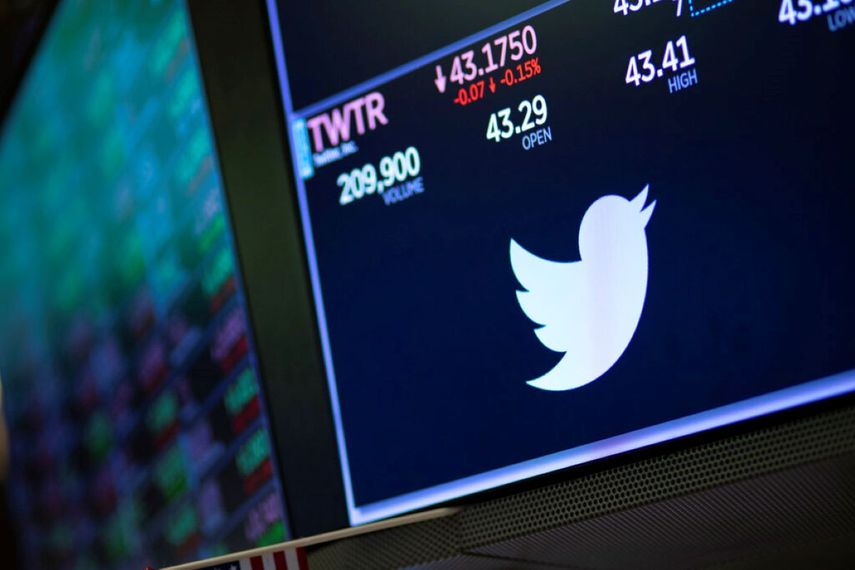 El logo de Twitter en una pantalla en Wall Street.