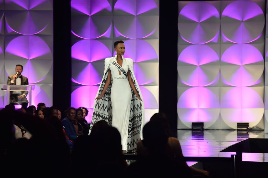 Miss Sud&aacute;frica desfila en traje de gala antes de convertirse en la nueva Miss Universo.