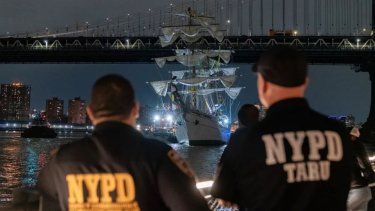 Agentes del departamento de Policía de Nueva York observando el buque escuela mexicano Cuauhtémoc.