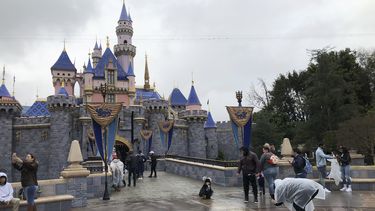 En esta foto del 13 de marzo del 2020, visitantes se fotograf&iacute;an en Disneyland, en Anaheim, California.&nbsp; 