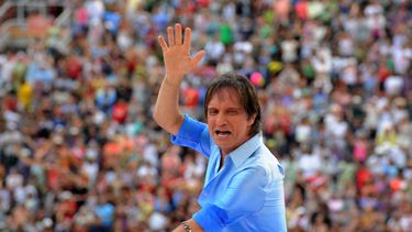En esta foto de archivo tomada el 8 de marzo de 2011, el cantante brasileño Roberto Carlos saluda desde lo alto de una carroza de la escuela de samba Beija Flor en el Sambódromo de Río de Janeiro, Brasil, en la segunda noche del desfile de la escuela de samba del Carnaval.