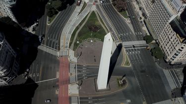 Vista aérea del Obelisco de Buenos Aires, Argentina, durante la pandemia de COVID-19. Músicos rechazan proyecto de ley que afectará a la industria artística del país.