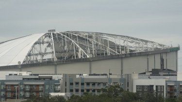 La cúpula del estadio Tropicana Field, que se abrió debido al huracán Milton en St. Petersburg, Florida, el 10 de octubre de 2024. Se confirmó la muerte de al menos cuatro personas como resultado de dos tornados provocados por el huracán Milton en la costa este del estado estadounidense de Florida, informaron el jueves las autoridades locales. &nbsp; &nbsp;