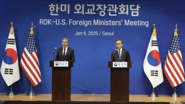 El ministro de Asuntos Exteriores de Corea del Sur, Cho Tae-yul (der.), y el secretario de Estado de Estados Unidos, Antony Blinken, asisten a una conferencia de prensa conjunta tras su reunión en el Ministerio de Asuntos Exteriores en Seúl el 6 de enero de 2025.&nbsp;