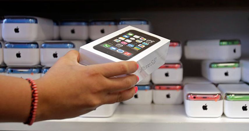 La salida del nuevo iPhone 5S y 5C provocó largas filas en las tiendas en las tiendas de Apple de todo el mundo. (AP)