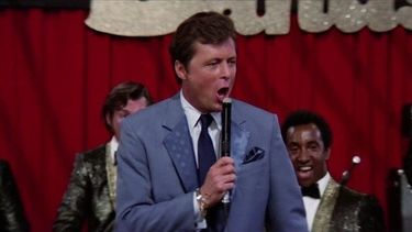 Edd Byrnes act&uacute;a en una escena de Grease.