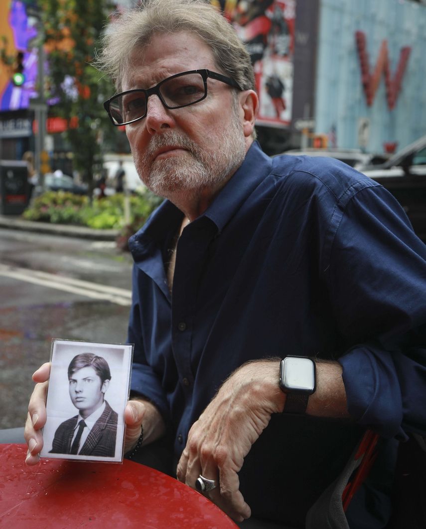 Brian Toale, quien dice haber sido abusado por un empleado de la secundaria católica a la que fue en Long Island,&nbsp;sostiene una foto de cuando tenía 16 año en Nueva York.