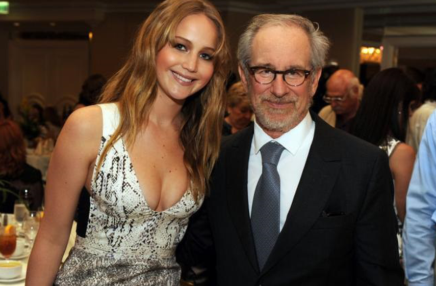 La actriz Jennifer Lawrence y el director Steven Spielberg posan para las cámaras (CORTESÍA). 