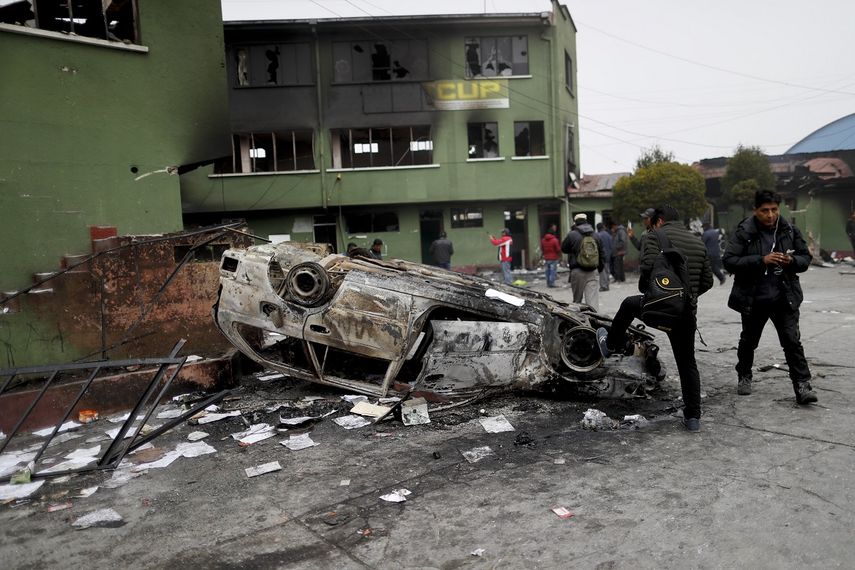 La gente se re&uacute;ne frente a una estaci&oacute;n de polic&iacute;a atacada por partidarios del expresidente Evo Morales en El Alto, en las afueras de La Paz, Bolivia, el martes 12 de noviembre de 2019.