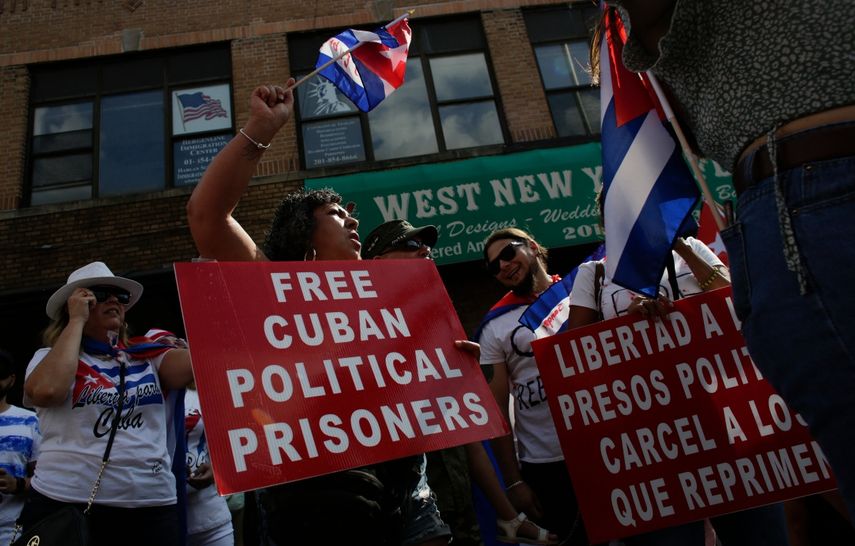 La gente sostiene carteles exigiendo la liberación de los presos políticos en Cuba durante una protesta en Union City, Nueva Jersey, el 18 de julio de 2021.