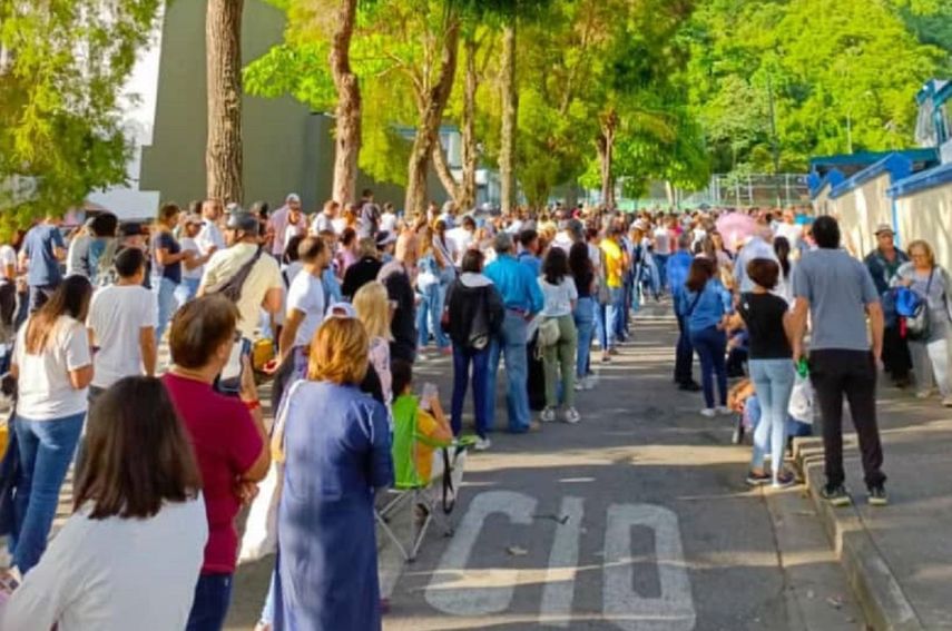 En Bello Monte, el colegio Fray Luis Amigo se encuentra colmado de votantes quienes esperan ejercer su derecho al voto. En Bello Monte, el colegio Fray Luis Amigo se encuentra colmado de votantes quienes esperan ejercer su derecho al voto.