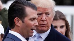 El presidente Donald Trump (der.), conversa con su hijo, Donald Trump Jr., durante una celebración en la Casa Blanca, en Washington DC, en abril de 2018. El presidente Donald Trump (der.), conversa con su hijo, Donald Trump Jr., durante una celebración en la Casa Blanca, en Washington DC, en abril de 2018.