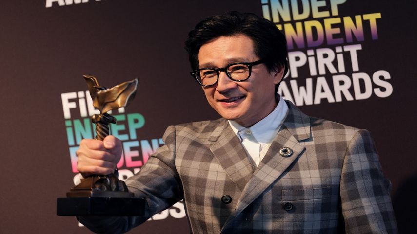 El actor estadounidense-vietnamita Ke Huy Quan sostiene el premio a la Mejor actuación de reparto en Everything Everywhere All at Once durante la 38 edición de los Premios Film Independent Spirit en Santa Mónica, California, el 4 de marzo de 2023.