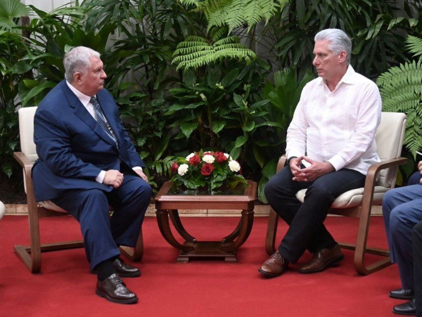 El designado gobernante cubano, Miguel Díaz-Canel, recibió en La Habana al director general de la petrolera estatal rusa Rosneft, Igor Sechin.