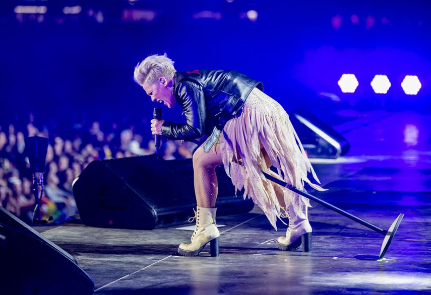 En esta imagen difundida por Amazon, Pink da un concierto en una escena del documental Pink: All I Know So Far, que se estrena el 21 de mayo en Prime Video.