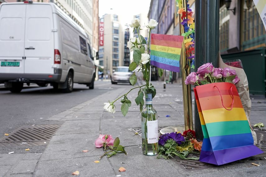 Flores acompañadas por los colores del orgullo gay yacen en el sitio donde un hombre armado se puso a disparar, el sábado 25 de junio de 2022, en el centro de Oslo.&nbsp;