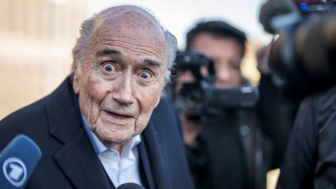 El expresidente de la FIFA, Sepp Blatter, reacciona a su salida del juzgado tras el primer día de su juicio en apelación ante la Fiscalía General suiza para reabrir los procedimientos para un nuevo examen de los cargos de fraude contra los expresidentes de la UEFA y la FIFA, en Muttenz, cerca de Basilea, el 3 de marzo de 2025. El exjefe de la FIFA Sepp Blatter y el expresidente de la UEFA Michel Platini fueron absueltos por el Tribunal Federal Suizo en junio de 2022 de los cargos que incluían gestión desleal, abuso de confianza y falsificación de valores.&nbsp;
