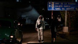Los cubanos caminan por una calle de noche durante un apagón nacional causado por una falla en la red eléctrica en La Habana el 4 de diciembre de 2024.&nbsp;